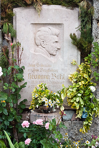 Hermann Buhl-Gedenktafel auf dem historischen Friedhof Ramsau